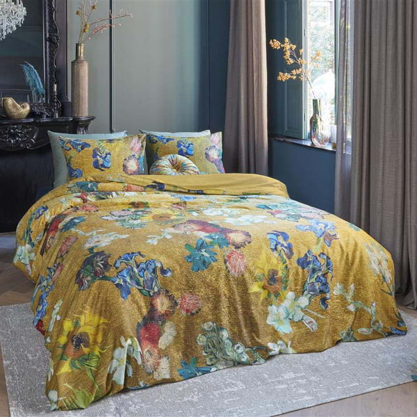 alt="Quilt cover set inspired by Van Gogh Museum's 50th-anniversary bouquet, featuring a vibrant floral pattern on a golden background."