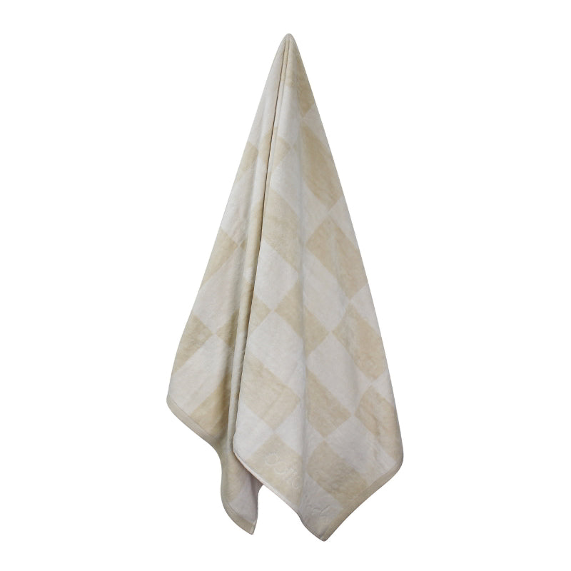 Hanging details of a calming beach checkerboard design towel, ideal for a tranquil beach day experience.