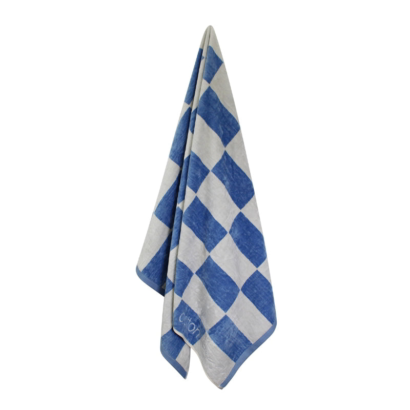 Hanging details of a calming coast checkerboard design towel, ideal for a tranquil beach day experience.