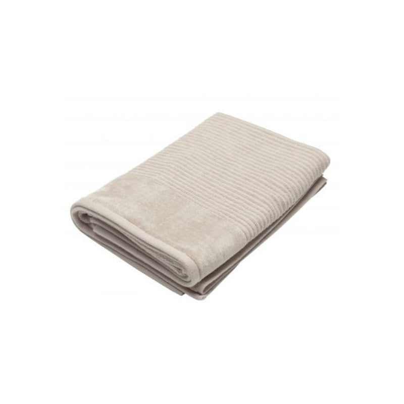 A plaster bath sheet elegantly displayed on a white background, showcasing its softness and high-quality cotton fabric.