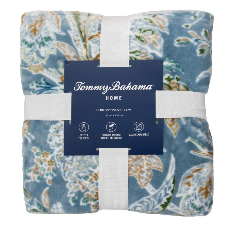 Packaging details of the island-inspired colours and print motifs create a stylish ambiance for relaxation, made from super soft plush polyester for extra warmth.