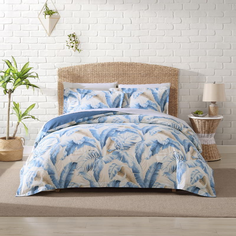 Transform your bedroom with this  blue quilt cover set, featuring a calming leaf design for ultimate comfort.