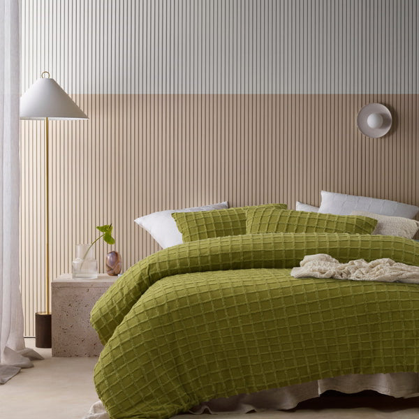 A green quilt cover and pillowcases in a stylish and modern design add a touch of elegance to your bedroom.