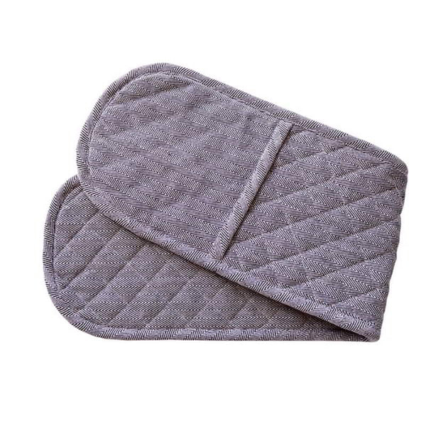 Herringbone black double mitt combines elegance and functionality, ensuring heat protection and easy storage in the kitchen.